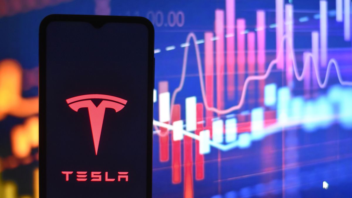 Electrek: Tesla hodlá zrušit přes deset procent pracovních míst